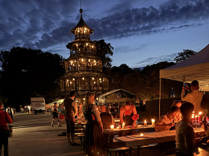 Sehr früh aufstehen heißt es jedes Jahr beim Tanz beim Kocherlball 2025 (©Foto: Martin Schmitz) 